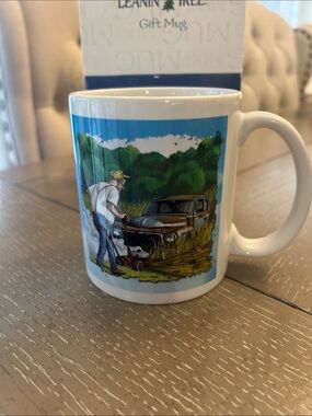 NWOT LEANIN’ TREE  Gift Mug with Outdoor Lawn Scene